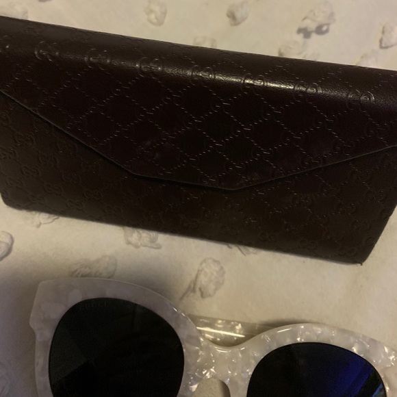 Gucci Pearl White Round Sunglasses with Black Lenses main image 4